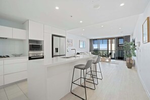 Fridge, oven, stovetop, dishwasher