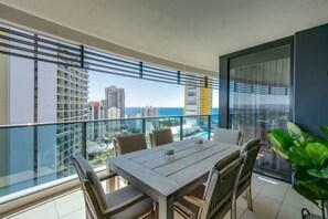 Outdoor dining - Oracle Resort 2 Bedroom Premium City (Broadbeach)