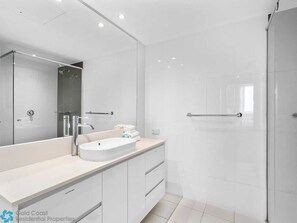 Shower, hair dryer - H-Residence 2brm Ocean (Surfers Paradise)