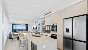 Geladeira, micro-ondas, fogão, cooktop