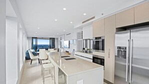 Frigorífico, microondas, horno y placa de cocina