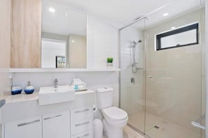 Shower - Spice 2 Bedroom Apartment (Broadbeach Waters)