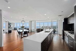 Refrigerador, microondas, utensilios de cocina y comedor 