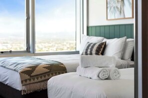 3 bedrooms, iron/ironing board, WiFi - Q1 3 Bedroom Ocean Views (Surfers Paradise)