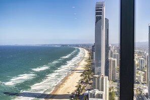 Een kuststreekgerechte skyline met hoge gebouwen, een strand en een heldere lucht.