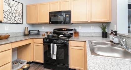 NEW! Cozy 1 bedroom apartment in Downtown Indianapolis w/ Free Parking
