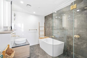 Shower - Ocean Resort 3 Bedroom (Surfers Paradise)