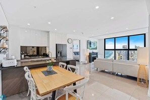 Dining - Ocean Resort 3 Bedroom (Surfers Paradise)