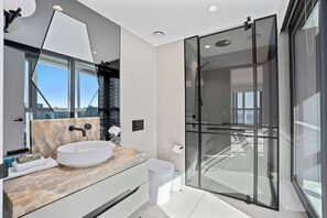 Douche, sèche-cheveux, shampoing