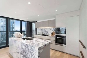 Geladeira, micro-ondas, fogão, cooktop