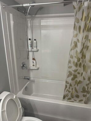 Haartrockner, Handtücher, Seife, Shampoo