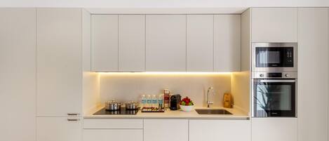 冷蔵庫、電子レンジ、オーブン、食器洗い機