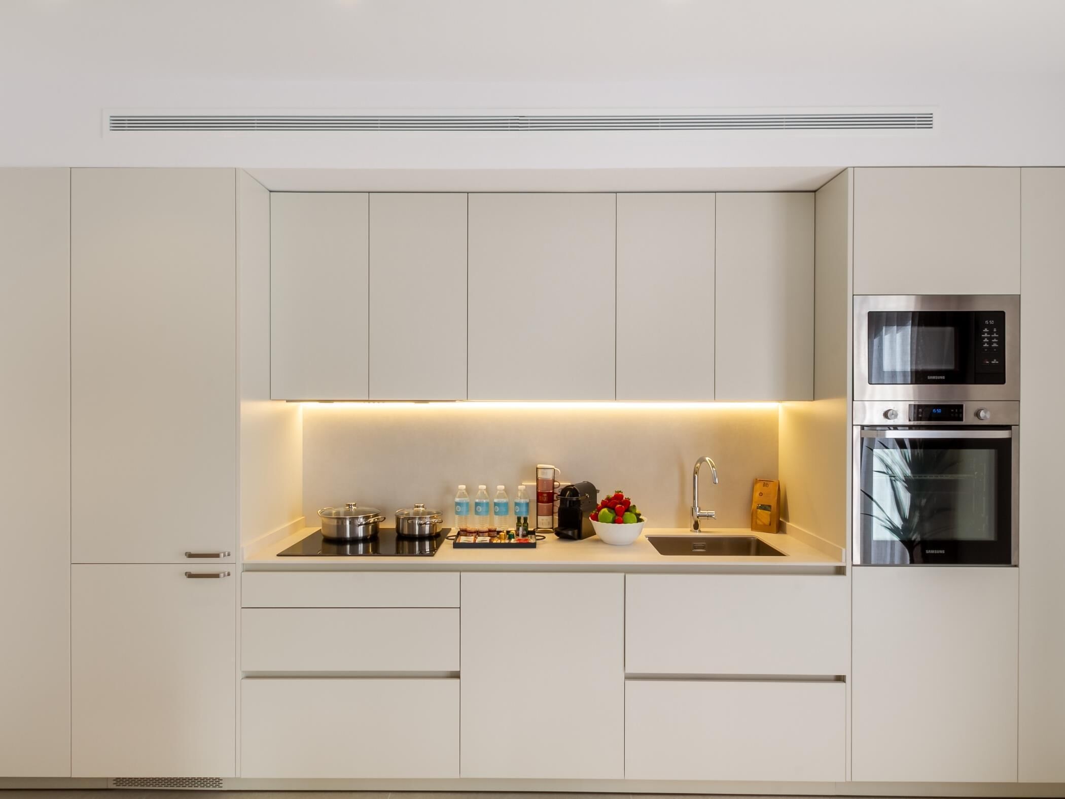 Kühlschrank, Mikrowelle, Ofen, Geschirrspüler