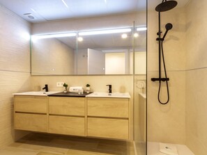 Shower, hair dryer, towels - Banus Harbour Seafront Apartment (Puerto Banús)