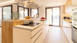 Coffee/tea maker, fridge, microwave, oven - Banus Harbour Seafront Apartment (Puerto Banús)