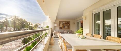 屋外ダイニングエリア