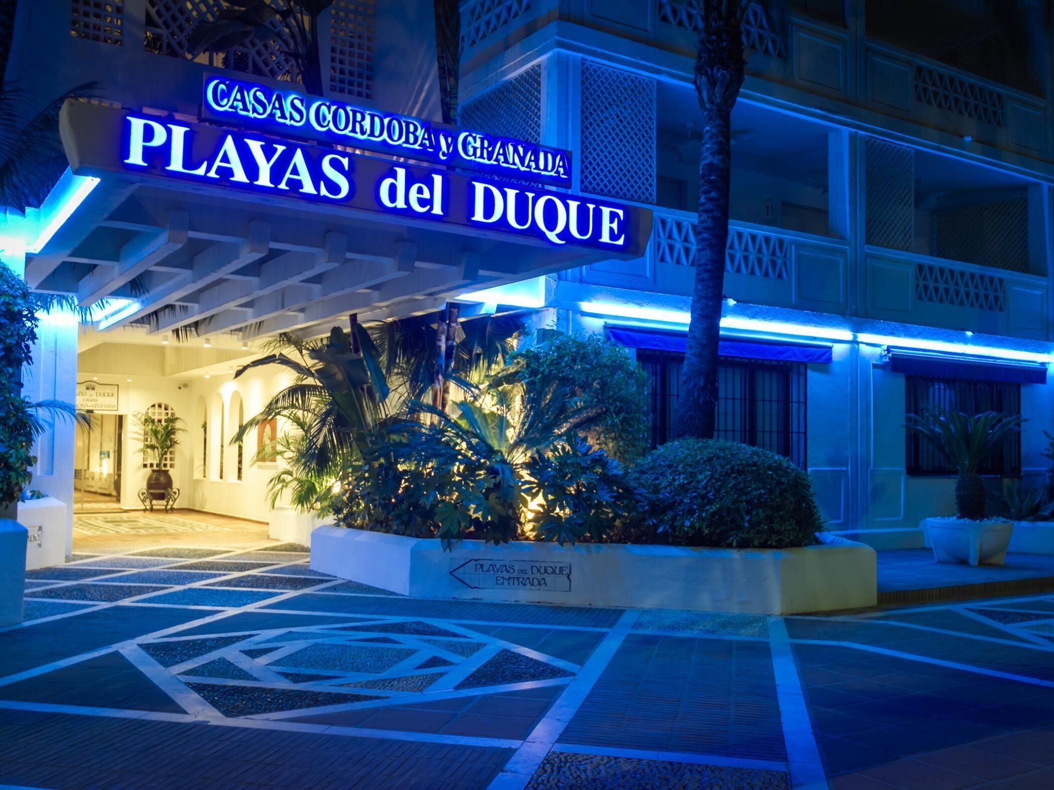 A hotel entrance with a sign reading 'CASAS CORDOBAY y GRANADA PLAYAS del DUQUE'.