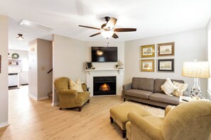 Smart TV, fireplace - Riverfront 2 Bedroom Townhouse with a Deck to Enjoy the View (Clarksville)