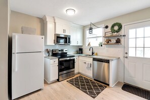 Kjøleskap, mikrobølgeovn, ovn og kokeplater