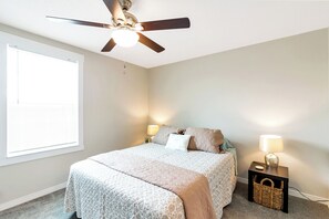 2 soverom, strykejern/-brett, reiseseng for barn og wi-fi