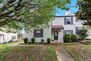 Exterior - Riverfront 2 Bedroom Townhouse with a Deck to Enjoy the View (Clarksville)