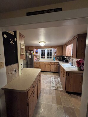 Microwave, oven, stovetop, dishwasher - In Town Edgartown 3-bedroom house minutes from downtown no car needed. (Edgartown)