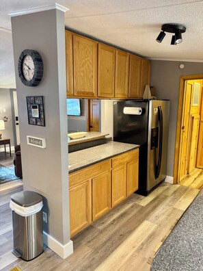 Interior - Vista Bear Mineral Cabin w Hot Tub, Game Room & WiFi close to attractions  (Sevierville)