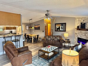 Smart TV, fireplace, DVD player, table football - Vista Bear Mineral Cabin w Hot Tub, Game Room & WiFi close to attractions (Sevierville)