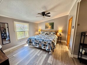 3 bedrooms, desk, iron/ironing board, free WiFi - Vista Bear Mineral Cabin w Hot Tub, Game Room & WiFi close to attractions (Sevierville)