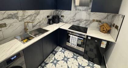 Gloucester - Apartment - Sleeps 2 - Parking - 97WS