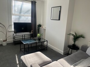 TV - 2Bed Sleeps 3 - Central, Near Train Station, Wifi (Dartford)