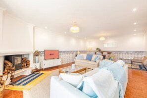 Televisión, chimenea