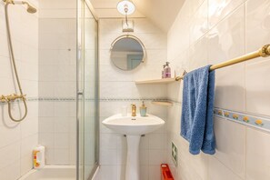 Douche, sèche-cheveux, serviettes fournies
