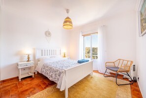 3 間睡房、書桌、上網、床單