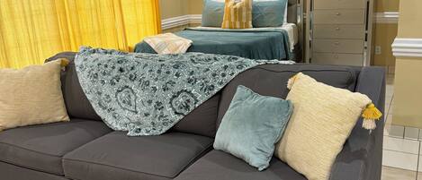 2 soverom, skrivebord, strykejern/-brett og wi-fi (inkludert)