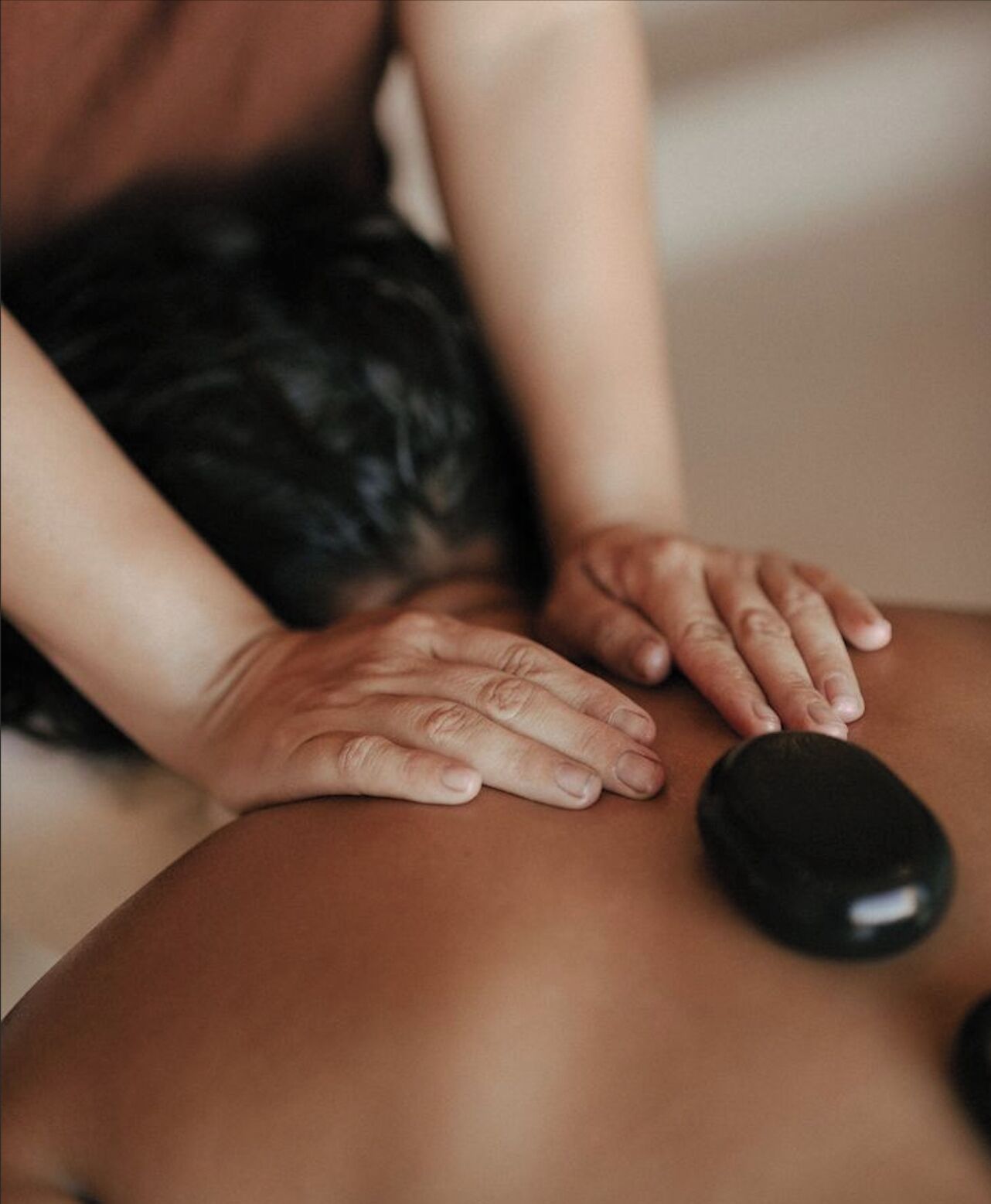 Une personne recevant un massage sur une table de massage.
