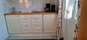 Fridge, stovetop, coffee/tea maker, electric kettle