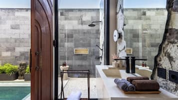 Kamar Deluks, kolam renang pribadi | Shower kamar mandi