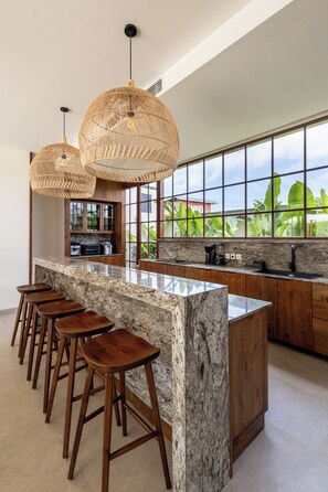 Réfrigérateur dans l'espace commun, micro-ondes dans l'espace commun