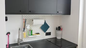 Kühlschrank, Mikrowelle, Herdplatte, Wasserkocher mit Kaffee-/Teezubehör