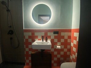 Douche, sèche-cheveux, serviettes fournies