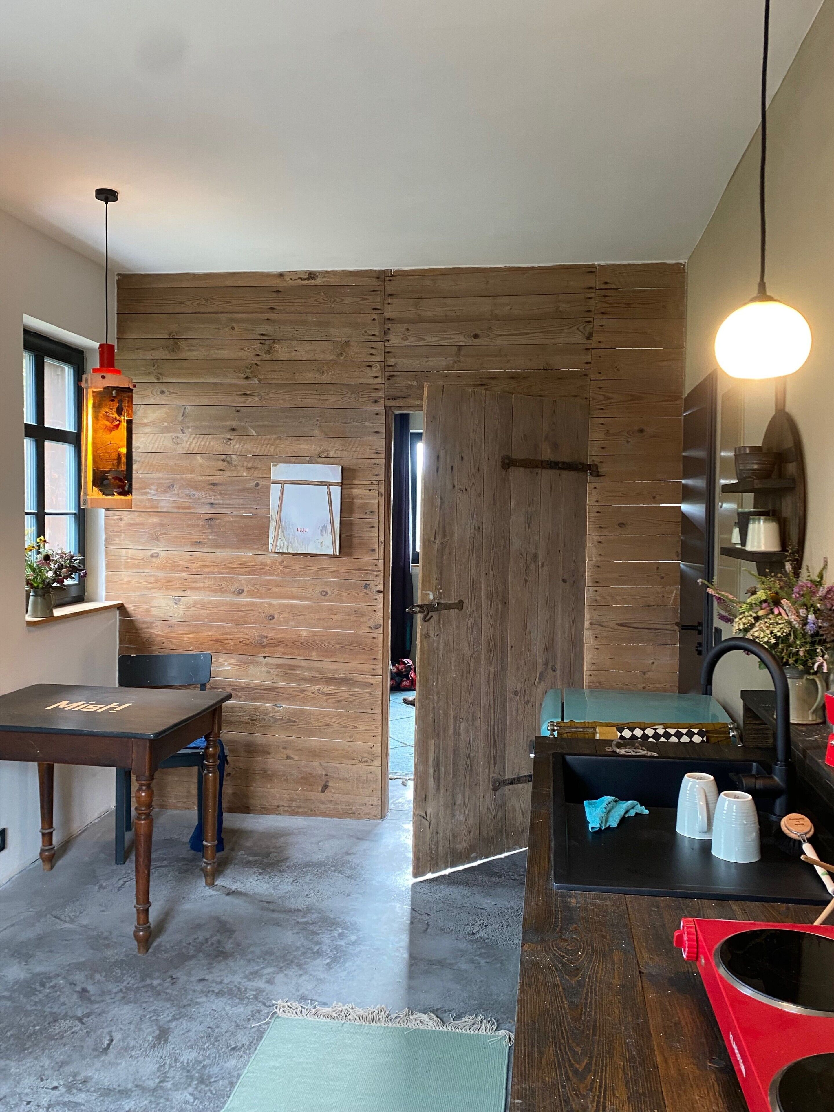 Kühlschrank, Herdplatte, Wasserkocher mit Kaffee-/Teezubehör