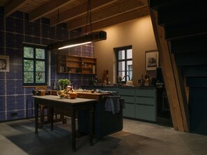 Frigorífico, horno, placa de cocina y lavavajillas