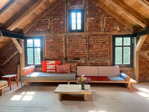 Una chimenea, una mesa de tenis de mesa