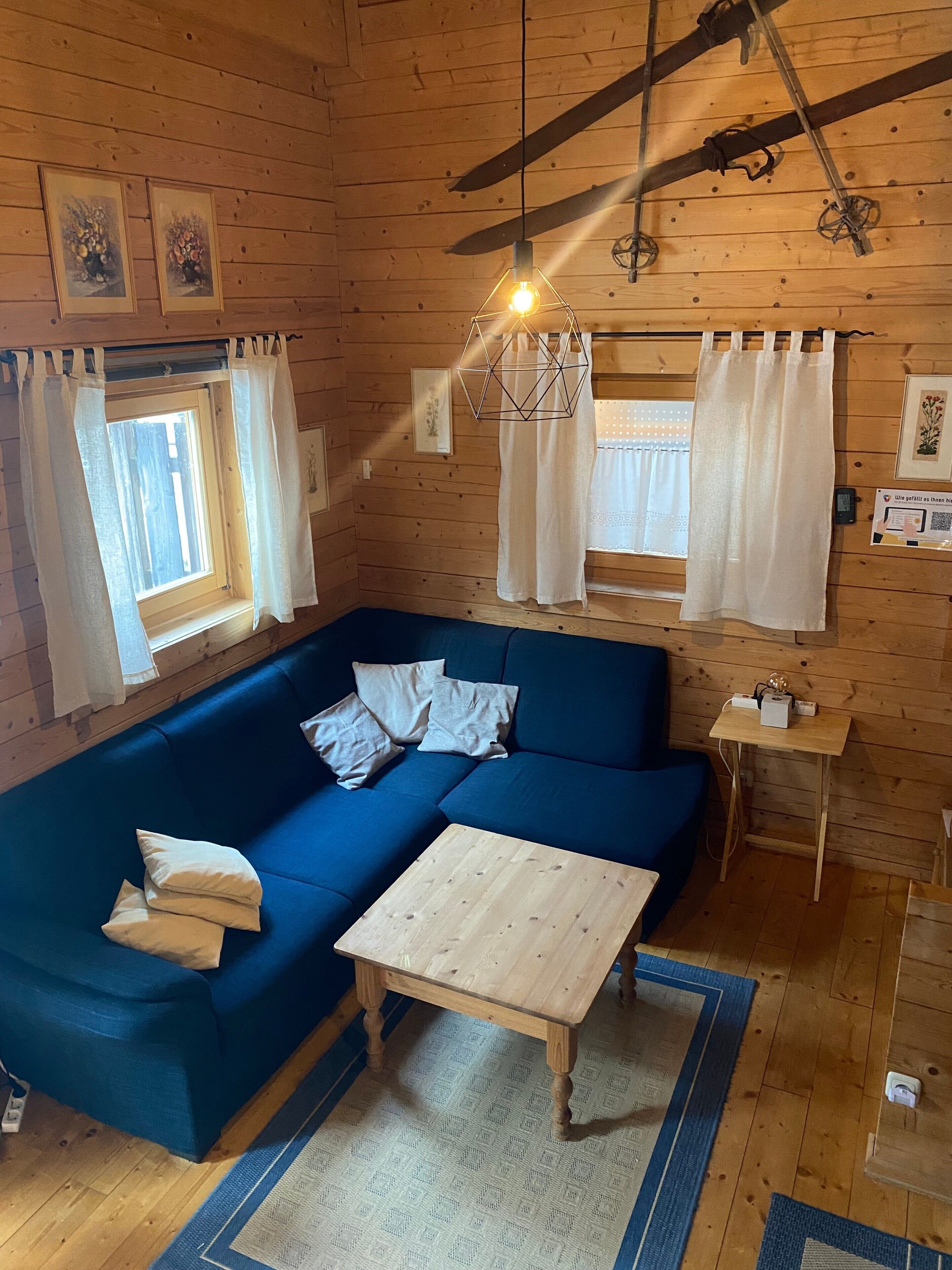 Een televisie, een open haard, een dvd-speler en een stereo