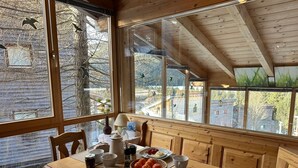 Ein Holztisch mit Tellern voller Speisen, einer Vase und einer Lampe.