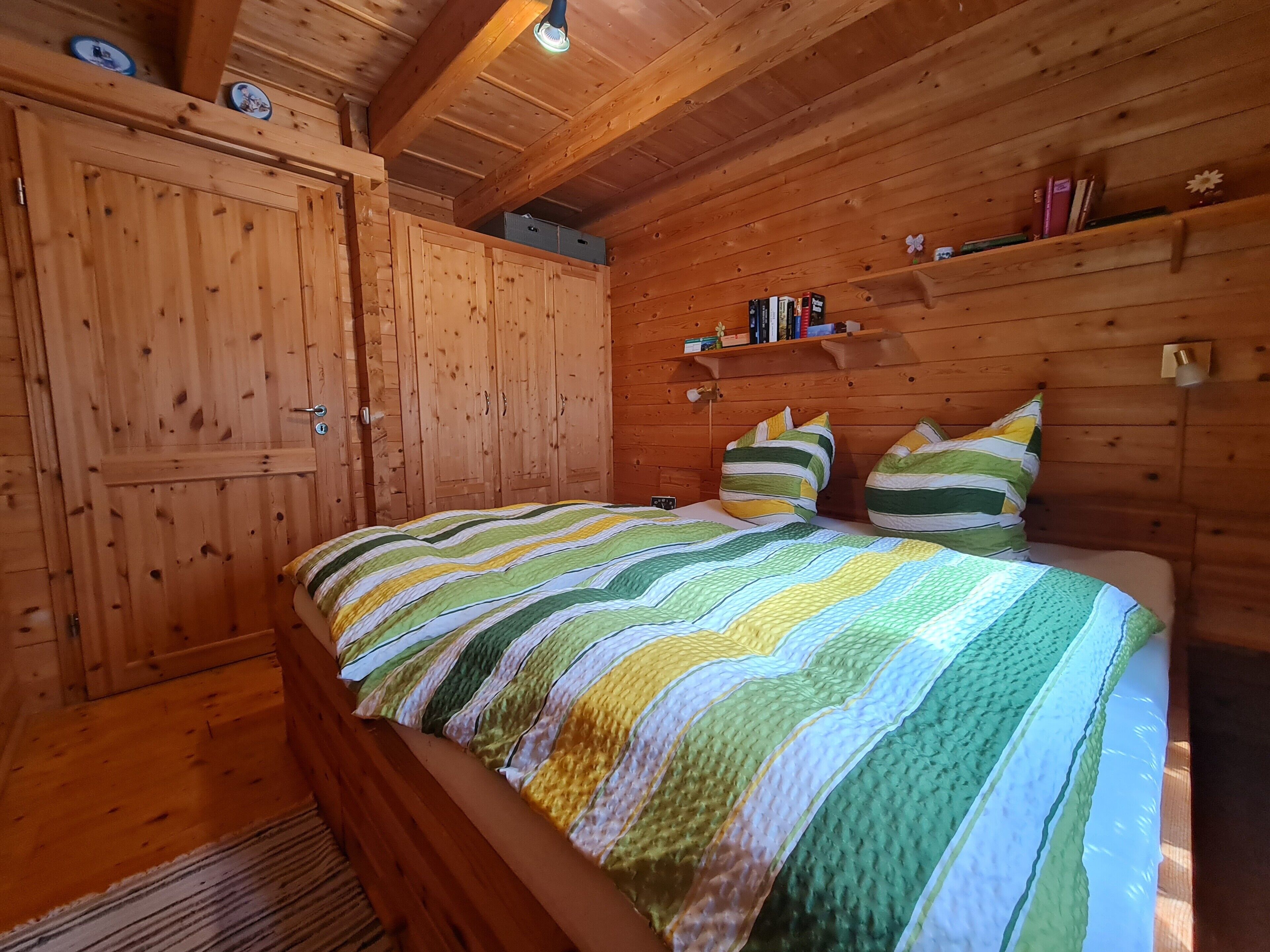 2 slaapkamers, een strijkplank/strijkijzer, gratis wifi, beddengoed