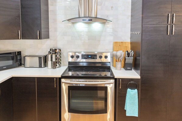 Køleskab, mikrobølgeovn, ovn, kogeplade