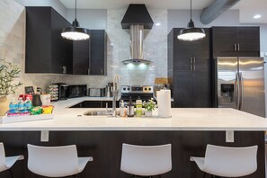 Kjøleskap, mikrobølgeovn, ovn og kokeplater