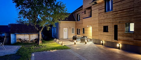 المنشأة من الخارج